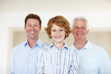 三个笑容只为你刻画 一个和他父亲和祖父在一起的年轻男孩的肖像背景图片
