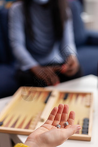 以骰子打双陆棋为乐的开心女人爆炸朋友们沙发五子棋皮肤爱好游戏友谊活动娱乐背景图片