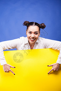女人旁边的黄色板海报空白女性卡片木板商业横幅蓝色黑发标语黄色背景图片
