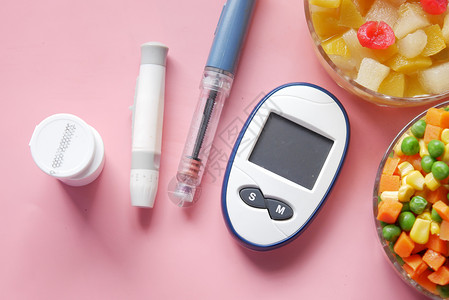 糖尿病测量工具 胰岛素笔和餐桌上健康食品高清图片