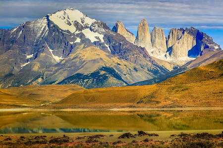 斯港智利帕塔哥尼亚日出和湖泊反射时的花岗岩荒野雪山旅游地方风景岩石旅行目的地远足石色背景
