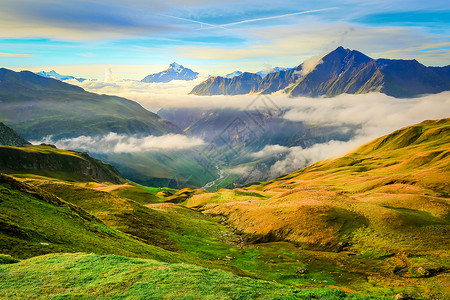 霞慕尼查莫尼克斯 法属阿尔卑斯山的地貌乡村松树林蓝色地方山峰晴天地标巅峰冰川风景田园背景