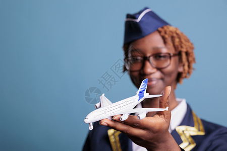 宁航员具有商用玩具飞机的女专业飞行女专业助航员背景