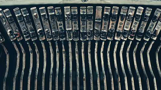 小写旧手动打字机的Typo键盘在复古书写机器上打字背景