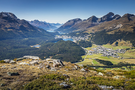 横格本位于瑞士格劳本登恩加丁上游的St Moritz上空文化草地冰川全景假期山峰目的地旅游旅行森林背景