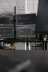 HTML背景显示正在汇编 html 代码的计算机屏幕背景