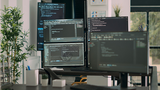 web前端工程师以空数据室显示程序代码和格式在办公桌上的计算机屏幕背景
