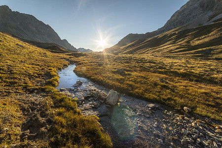 瑞士晨起时日落时阿尔布拉山口阿尔布拉山高山河瑞士格里森假期旅行风景天堂山脉蓝色耀斑爬坡天空旅游背景