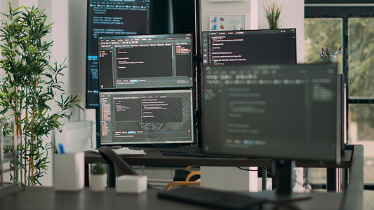 web前端工程师带有显示数字编程网络的多屏幕台式桌面背景