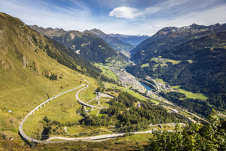 圣哥达通圣哥特哈德山山口 瑞士Swiss alps高山路天空高地山路草地城市目的地晴天松树异议村庄背景