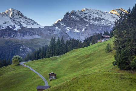 格伦杰瑞士伯尔尼高山和高山农场 瑞士天空冰川全景文化国家山脉国际谷仓小木屋山路背景