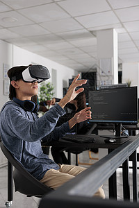 它的程序程序员佩戴虚拟现实头盔以编码新服务器界面背景图片