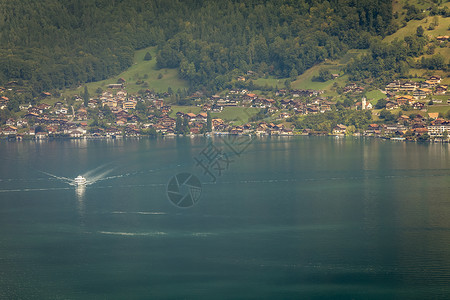 瑞士阿尔卑斯山和通湖的空中观察 日落时乘渡船 因特拉肯旅游天际天空帆船雪山小木屋码头场景风景草地背景图片
