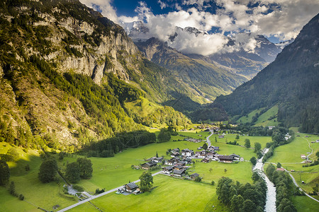拉文米来自Jungfrau地区Murren村的山谷 伯尔尼山背景