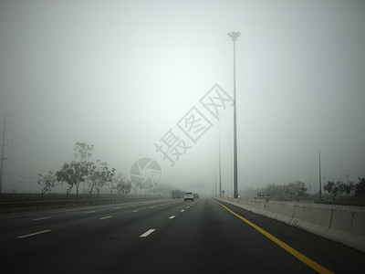 雾中风车城市寒冷的高清图片
