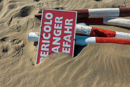 高温警告字体沙子上写着
