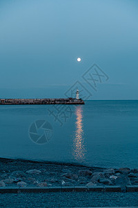 满月升起到灯塔 月亮之路不是海海岸线岩石海景月光安全蓝色橙子导航航行码头背景