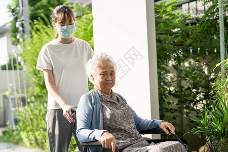 轮椅坡道护理人员帮助和照顾坐在轮椅上的亚洲老年或老年老妇人患者在护理医院斜坡 健康强大的医疗理念疾病诊所护士看门人医院家庭病人卫生疗养院背景