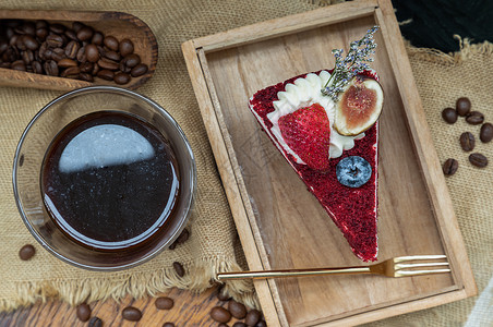 红天鹅绒蛋糕的一块 配着埃斯普里斯托咖啡 在木制切割板上透明玻璃早餐情调异国芳香美味饮品静物美食甜点糕点背景图片
