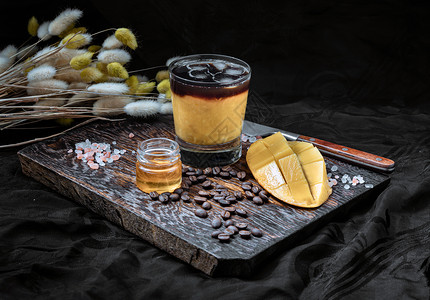 一杯冰激凌热带芒果冰淇淋 混合的埃斯普雷斯索咖啡 在木制切割板上配有蜂蜜艺术果汁健康饮品水果作品干花美食砧板菜单芳香背景图片