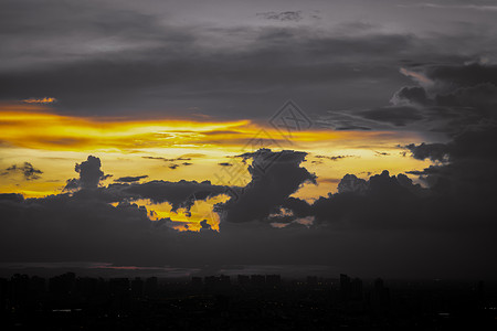 云时代在曼谷大都市的橙色天空上 观测到美丽的日落景景象背景