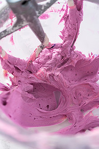 迷你香草蛋糕和粉红奶油冰霜食物龙头糕点玻璃甜点甜食粉色蛋糕刨冰糖霜背景图片