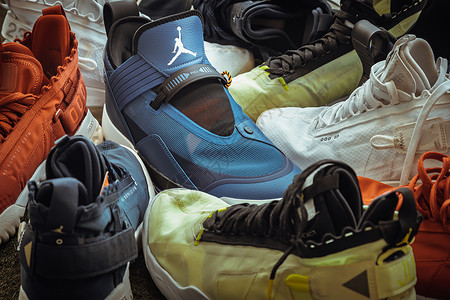 耐克航空公司约旦系列篮球鞋收藏的详情被放在草坪上背景图片