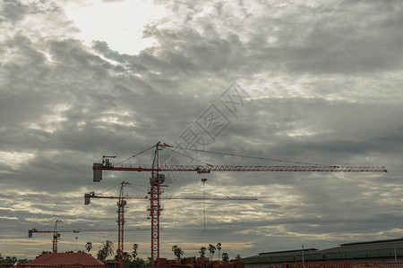 在新工厂区建筑工地 从天上看到塔起重机的景象背景