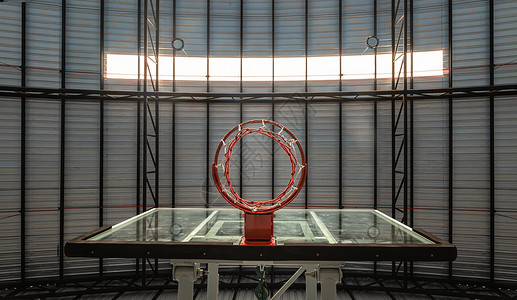 从篮球纤维玻璃背板底部 Hooop 红色金属环和白网对健身房的天花板金属进行查看背景图片