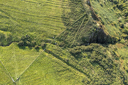 在北爱尔兰戈尔特莫尔对废墟和圆羊圈的空中观察山顶魔术师天线晴天旅游农田悬崖王国草原圆圈背景