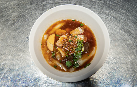 中国面条汤 包括香肠猪肉 煮鸡蛋 猪血 白碗上塞满的鲜血 泰语称为Kuay Jab脆皮美味营养品蔬菜面粉饮食美食食物调味品猪肉背景