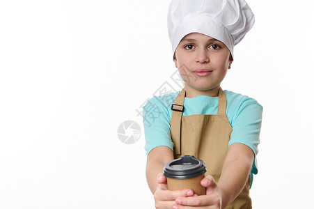 梦回少年文字穿着白厨帽和围裙的快乐十几岁的少年男孩 咖啡师在白色背景上发放一杯咖啡热咖啡背景
