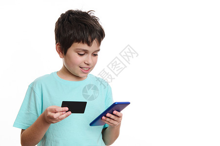 梦回少年文字聪明的少年男孩将数据从信用卡转到智能手机移动应用程序 在线支付 在白色上孤立无援背景