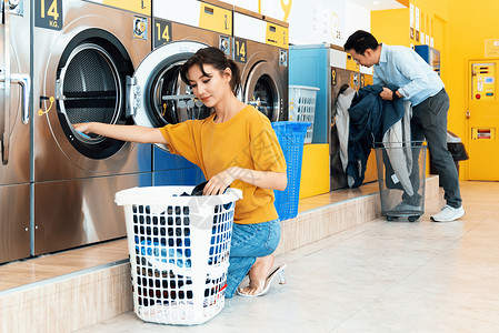旧投币式洗衣机亚洲人使用合格的洗衣机 在公共房间里洗涤家务烘干机男性卫生成人墙纸机器店铺垫圈背景