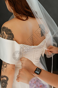 为新娘准备婚纱穿礼服的装饰 为新娘做准备结婚婚礼伴娘服敷料帮助夫妇化妆品新婚工作室裙子背景图片