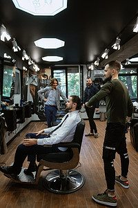 在理发店剪胡子的胡须男椅子大师胡须造型师男人理发师程序背景图片