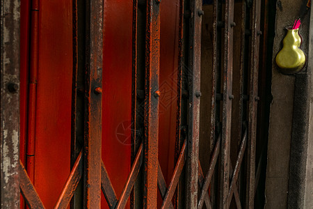 古老的橙色铁门对背景 钢铁折叠门 泰国来说非常生锈纹理房屋建筑背景