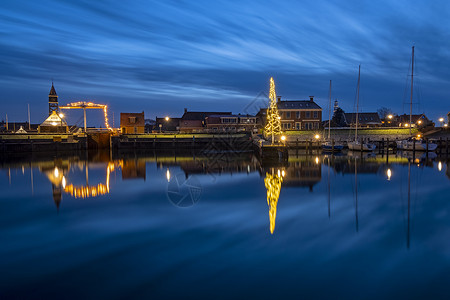 荷兰弗赖斯兰传统城市在日落的圣诞节时间在荷兰弗里斯兰背景图片