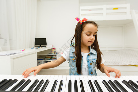 钢琴女孩的家庭音乐课 在隔离期间为孩子在家活动的想法 音乐理念教育歌曲花瓶乐趣闲暇键盘作曲家电子琴网课花朵背景图片