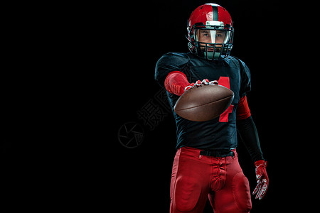 美国足球运动员 黑色背景红色头盔的运动员运动员 体育和动机壁纸男人运动团队联盟大学挑战体育场黑暗行动玩家背景图片