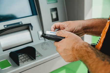 男子 ATM 卡 ATM 插卡 男子拿着钱包将信用卡放入 atm 机人士硬币金融展示交易零售银行业取款机按钮顾客背景