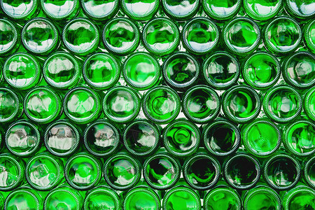 玻璃瓶绿色 绿色玻璃瓶啤酒 绿色瓶子形成的墙 绿色瓶背景 带照明的空玻璃瓶背光制造业酒精反射生态收藏液体圆形饮料酒吧背景图片