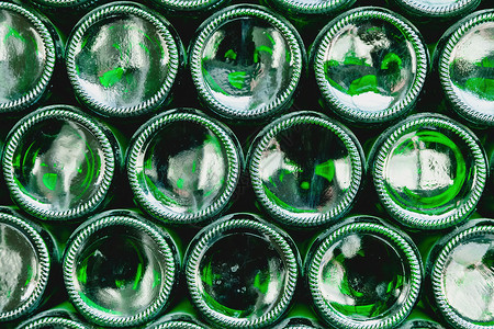 玻璃瓶绿色 绿色玻璃瓶啤酒 绿色瓶子形成的墙 绿色瓶背景 带照明的空玻璃瓶回收反射背光工厂圆形酒精生态圆圈液体饮料背景图片