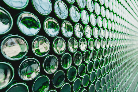 玻璃瓶绿色 绿色玻璃瓶啤酒 绿色瓶子形成的墙 绿色瓶背景 带照明的空玻璃瓶制造业酒吧苏打回收背光圆圈收藏饮料玻璃团体背景图片