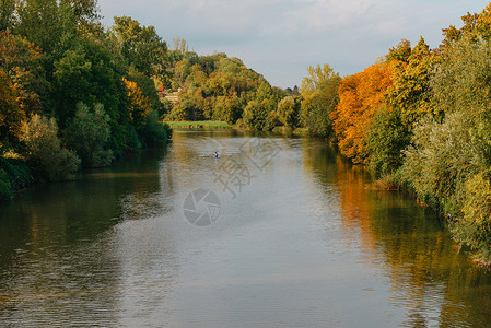 秋天的风景 河上的彩色树木 美丽如画的背景 天然涂料 美丽的景色 河秋天树岸天空 在湖的山风景在秋天 五颜六色的叶子的三棵树在岸背景图片