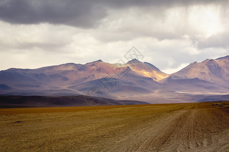 智利阿塔卡马沙漠Sunset月光谷泥土路地貌戏剧性地貌干旱目的地泥路橙子地方公路旅游火山沙漠冒险背景图片