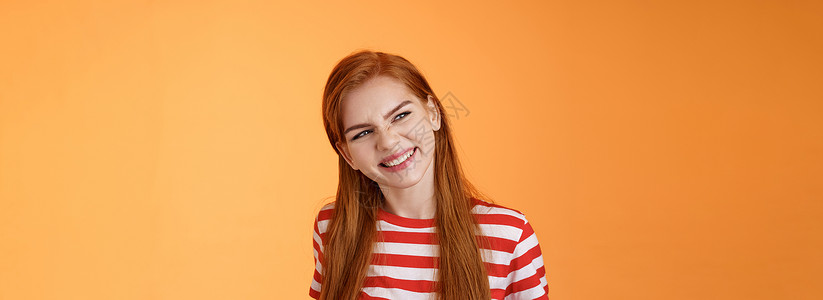 时髦自信的红发大胆女孩有完美的夏季计划 假期想法 灵感创造了一些很棒的东西 皱鼻子兴奋 微笑满意的表情 满意的表情投标理发学生橙背景图片