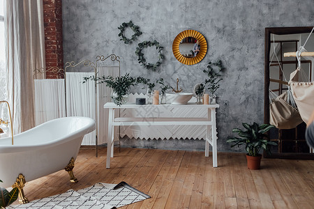 浴缸免抠与大白色浴缸 自然绿色植物和土气装饰元素的舒适卫生间内部背景 宽敞明亮的浴室背景 无人公寓设计广告背景