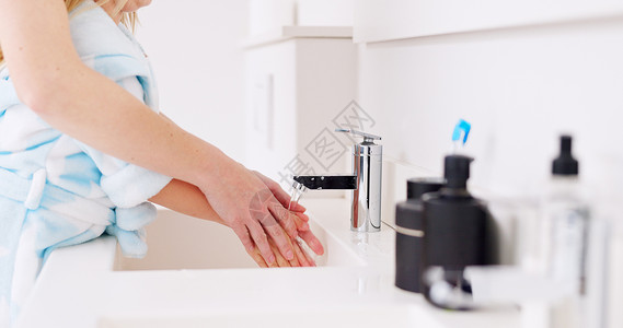 为了健康 母亲和孩子一起在家里的浴室里洗手 女孩在妈妈 水和肥皂的帮助下学习洗手 以确保家中免受病毒侵害背景图片