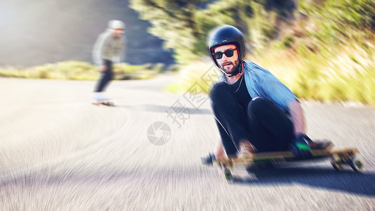 用于健身 锻炼和健康的运动路 滑板和男子滑冰 训练 太阳镜肖像和男性滑冰者坐在船上以快速移动 滑板和骑马进行动作背景图片
